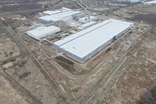 LMS завершает установку витражей в зданиях ПК в Черняховске